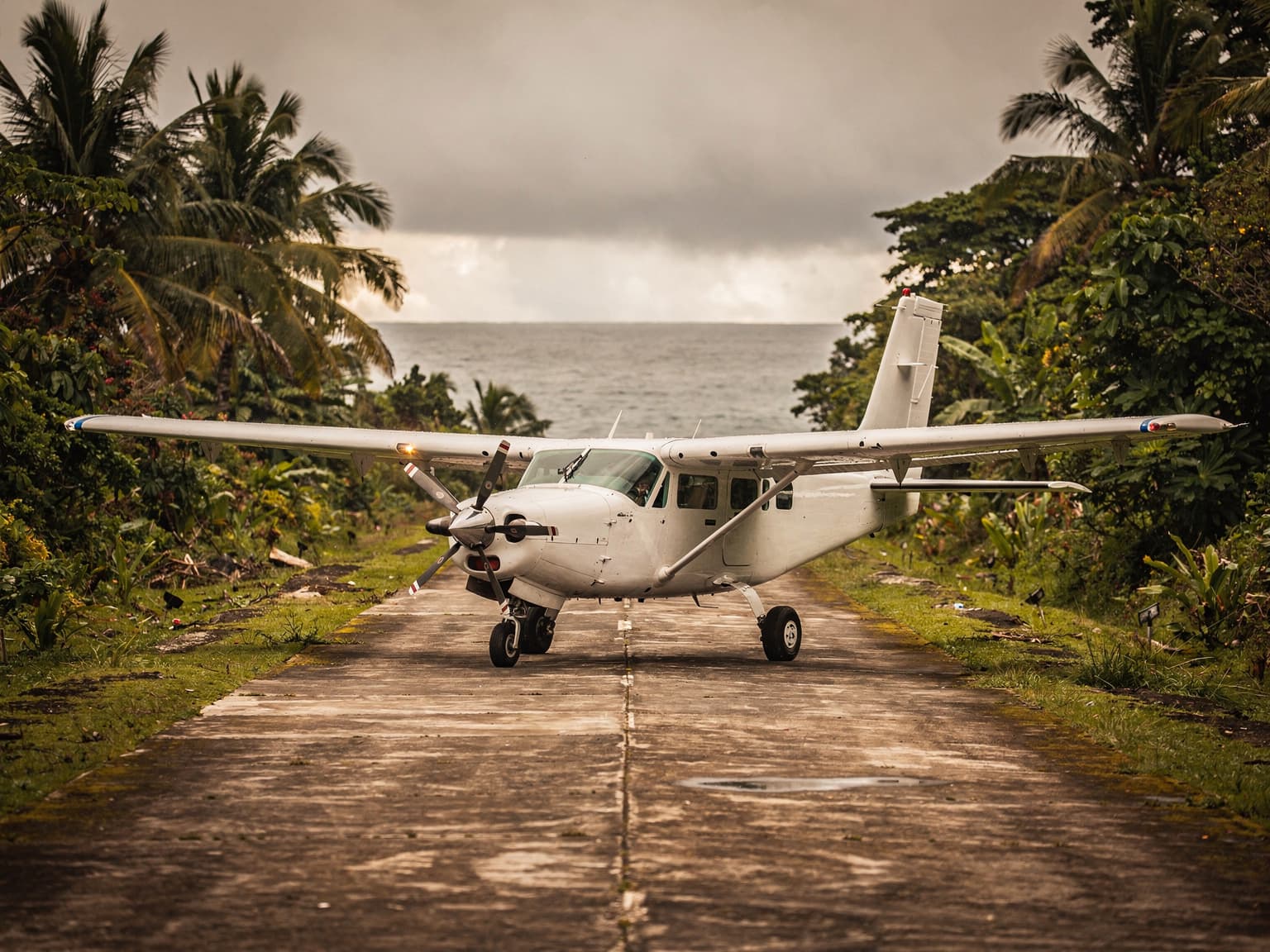 Cessna Caravan en la pista de Nuquí con la selva del Pacífico detrás